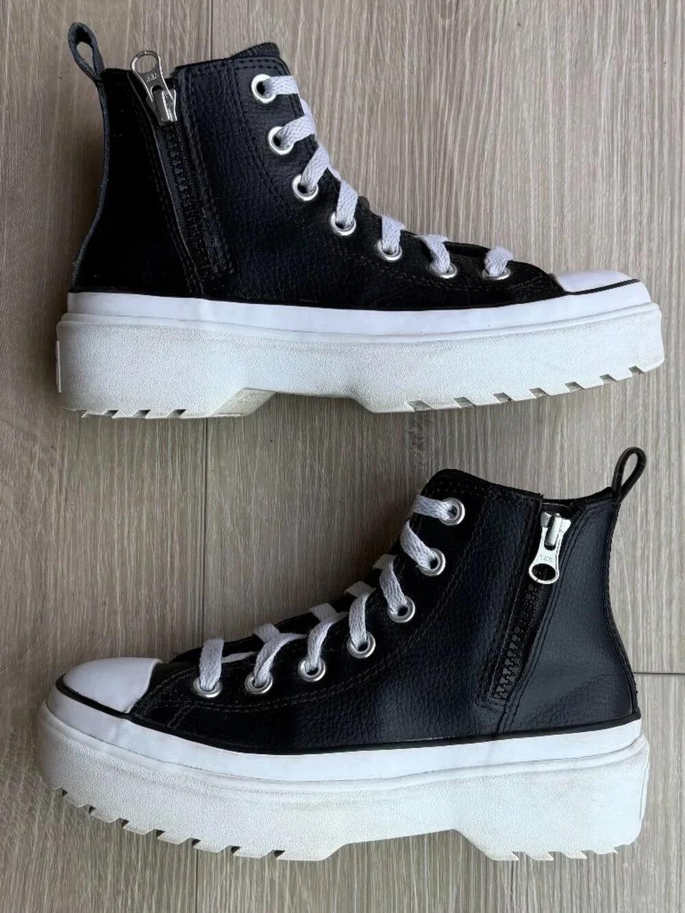 Converse Chuck Taylor Lugged Lift Leather High Top Big Kids US 3